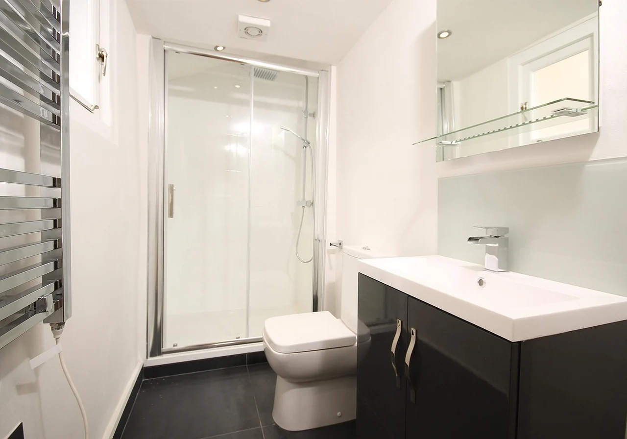 便器と洗面台をまとめたトイレ空間